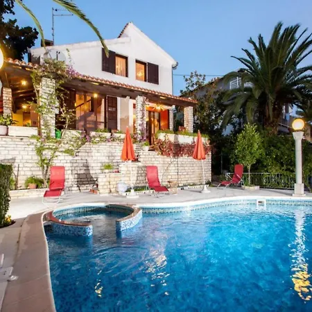 Stone Holiday With Pool Hébergement de vacances Seget Vranjica